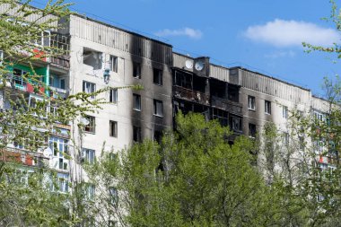 Ukrayna 'nın yıkılmış şehirleri. Rusya 'nın Ukrayna' ya karşı savaşı. Bir mermi ve roketle vurulduktan sonra yanmış bir ev.