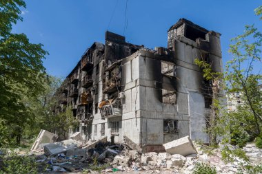 Ukrayna 'nın yıkılmış şehirleri. Rusya 'nın Ukrayna' ya karşı savaşı. Bir mermi ve roketle vurulduktan sonra yanmış bir ev.