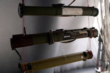 Ukrayna 'da bir sürü savaş roketi ve mermisi var. El bombaları, ATGM 'ler, cruise füzeleri. Anti-personel mayını. Bölge temizlendi. Bölgedeki birlikler tarafından kurutulmak. Çok sayıda mayın, mermi, topçu, el bombası, el bombası