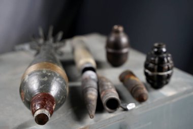 Ukrayna 'da bir sürü savaş roketi ve mermisi var. El bombaları, ATGM 'ler, cruise füzeleri. Anti-personel mayını. Bölge temizlendi. Bölgedeki birlikler tarafından kurutulmak. Çok sayıda mayın, mermi, topçu, el bombası, el bombası