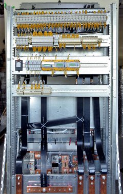 Yüksek voltajlı elektrik dolabı. Dolapların üretimi yüksek voltajlı, dağıtımcı