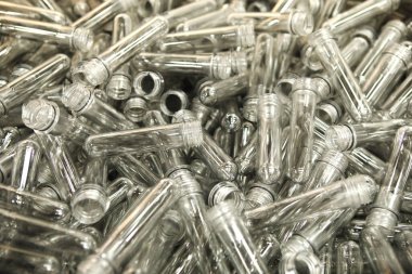 Plastik şişe üretimi için hazırlık. Bir sürü şişe.