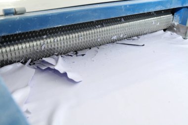 Pudra boyası üretimi için bir makine. Bir katman plastik kesilir, ezilir ve özel bir boya üretilir.