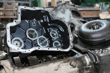Büyük bir kamyon vitesi. Motor ve dişli şaft sökülmüş. Siyah, metal motor parçaları
