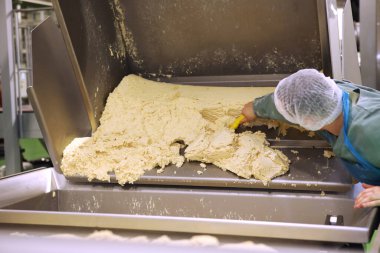 Bisküviler için hamur kesme hattı. En son bisküvi üretim hattı. Büyük bisküvi fabrikası