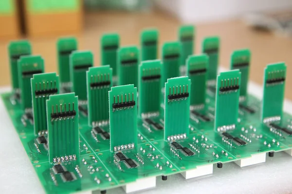 Lots of radios. Loose electronic parts on the table. Digital indicator, LEDs, capacitor and microcircuits in a pile.