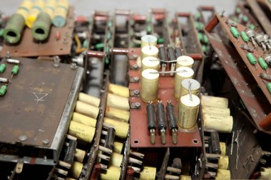 Elektrik mühendisi, elektrik kabinesi kontrolündeki voltaj ve elektrik akımını ölçen bir testçi ve röle koruma sistemindeki kabloları kontrol ediyor. Körfez kontrol birimi. Orta gerilim şalteri..