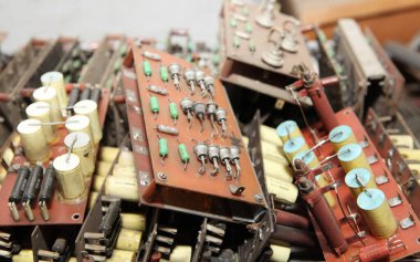 Elektrik mühendisi, elektrik kabinesi kontrolündeki voltaj ve elektrik akımını ölçen bir testçi ve röle koruma sistemindeki kabloları kontrol ediyor. Körfez kontrol birimi. Orta gerilim şalteri..