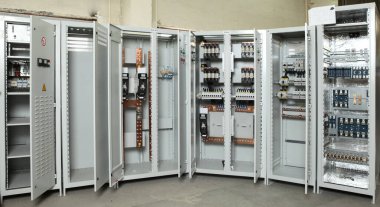 Elektrik mühendisi, elektrik kabinesi kontrolündeki voltaj ve elektrik akımını ölçen bir testçi ve röle koruma sistemindeki kabloları kontrol ediyor. Körfez kontrol birimi. Orta gerilim şalteri..