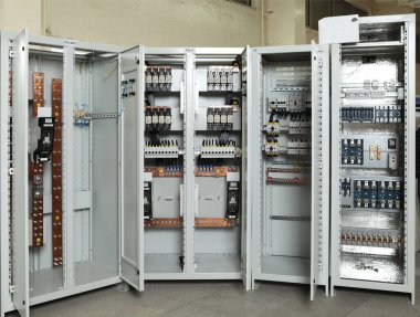 Elektrik mühendisi, elektrik kabinesi kontrolündeki voltaj ve elektrik akımını ölçen bir testçi ve röle koruma sistemindeki kabloları kontrol ediyor. Körfez kontrol birimi. Orta gerilim şalteri..