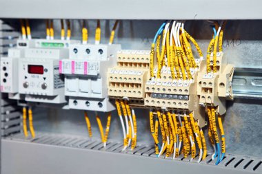 Elektrik mühendisi, elektrik kabinesi kontrolündeki voltaj ve elektrik akımını ölçen bir testçi ve röle koruma sistemindeki kabloları kontrol ediyor. Körfez kontrol birimi. Orta gerilim şalteri..
