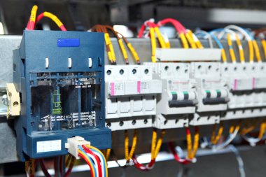 Elektrik mühendisi, elektrik kabinesi kontrolündeki voltaj ve elektrik akımını ölçen bir testçi ve röle koruma sistemindeki kabloları kontrol ediyor. Körfez kontrol birimi. Orta gerilim şalteri..