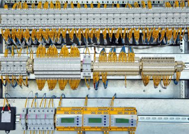 Elektrik mühendisi, elektrik kabinesi kontrolündeki voltaj ve elektrik akımını ölçen bir testçi ve röle koruma sistemindeki kabloları kontrol ediyor. Körfez kontrol birimi. Orta gerilim şalteri..