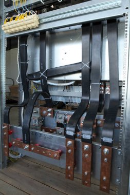 Elektrik mühendisi, elektrik kabinesi kontrolündeki voltaj ve elektrik akımını ölçen bir testçi ve röle koruma sistemindeki kabloları kontrol ediyor. Körfez kontrol birimi. Orta gerilim şalteri..