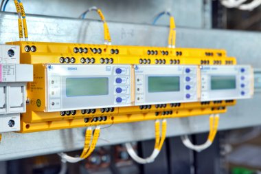 Elektrik mühendisi, elektrik kabinesi kontrolündeki voltaj ve elektrik akımını ölçen bir testçi ve röle koruma sistemindeki kabloları kontrol ediyor. Körfez kontrol birimi. Orta gerilim şalteri..