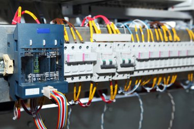 Elektrik mühendisi, elektrik kabinesi kontrolündeki voltaj ve elektrik akımını ölçen bir testçi ve röle koruma sistemindeki kabloları kontrol ediyor. Körfez kontrol birimi. Orta gerilim şalteri..