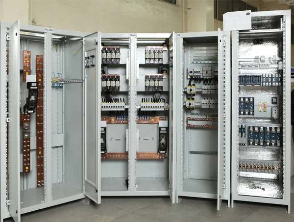 Elektrik mühendisi, elektrik kabinesi kontrolündeki voltaj ve elektrik akımını ölçen bir testçi ve röle koruma sistemindeki kabloları kontrol ediyor. Körfez kontrol birimi. Orta gerilim şalteri..