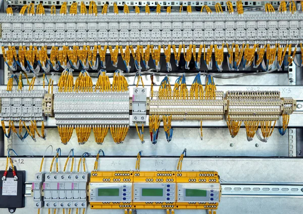 Elektrik mühendisi, elektrik kabinesi kontrolündeki voltaj ve elektrik akımını ölçen bir testçi ve röle koruma sistemindeki kabloları kontrol ediyor. Körfez kontrol birimi. Orta gerilim şalteri..