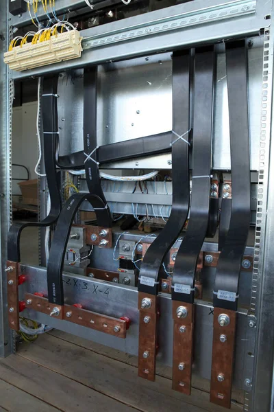 Elektrik mühendisi, elektrik kabinesi kontrolündeki voltaj ve elektrik akımını ölçen bir testçi ve röle koruma sistemindeki kabloları kontrol ediyor. Körfez kontrol birimi. Orta gerilim şalteri..