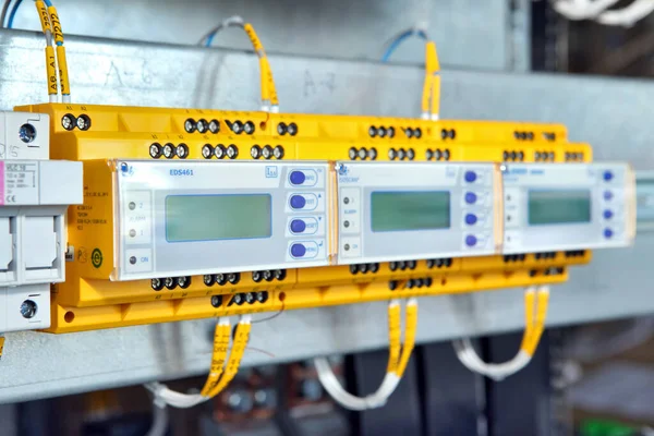 Elektrik mühendisi, elektrik kabinesi kontrolündeki voltaj ve elektrik akımını ölçen bir testçi ve röle koruma sistemindeki kabloları kontrol ediyor. Körfez kontrol birimi. Orta gerilim şalteri..