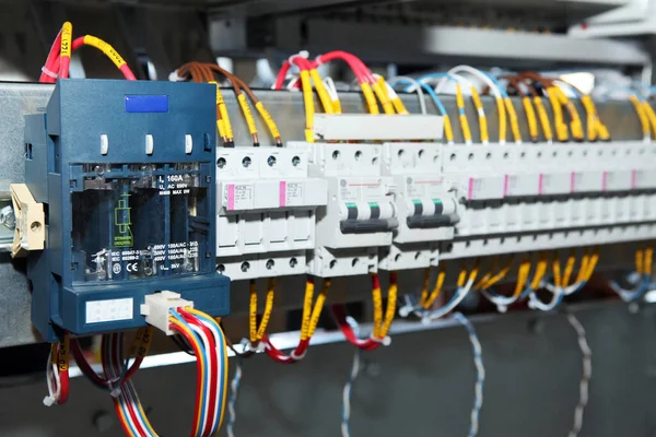 Elektrik mühendisi, elektrik kabinesi kontrolündeki voltaj ve elektrik akımını ölçen bir testçi ve röle koruma sistemindeki kabloları kontrol ediyor. Körfez kontrol birimi. Orta gerilim şalteri..