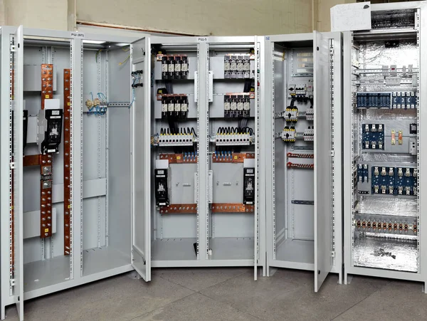 Elektrik mühendisi, elektrik kabinesi kontrolündeki voltaj ve elektrik akımını ölçen bir testçi ve röle koruma sistemindeki kabloları kontrol ediyor. Körfez kontrol birimi. Orta gerilim şalteri..