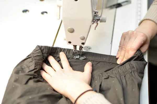 Shop Tailoring Woman Creates Clothes Sewing Machine Fashion Industry People — Zdjęcie stockowe