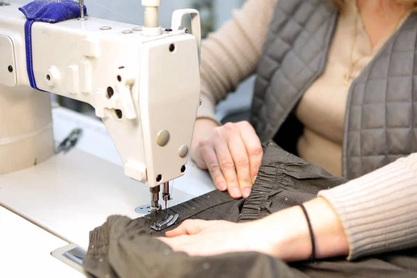 Shop Tailoring Woman Creates Clothes Sewing Machine Fashion Industry People — Stock Photo, Image