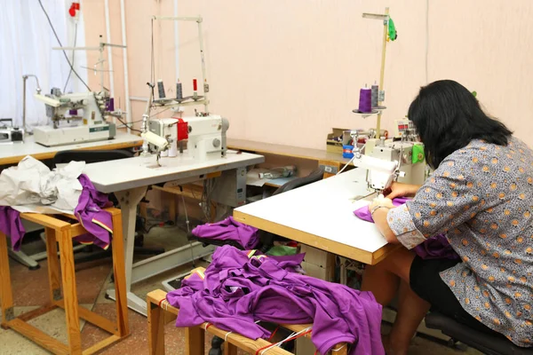 Shop Tailoring Woman Creates Clothes Sewing Machine Fashion Industry People — ストック写真