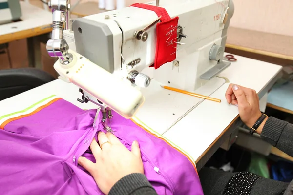 Shop Tailoring Woman Creates Clothes Sewing Machine Fashion Industry People — Photo