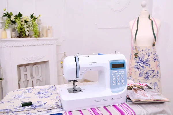 Composition Sewing Machine Mannequin Flowers Retro Table Threads Sewing Supplies — ストック写真