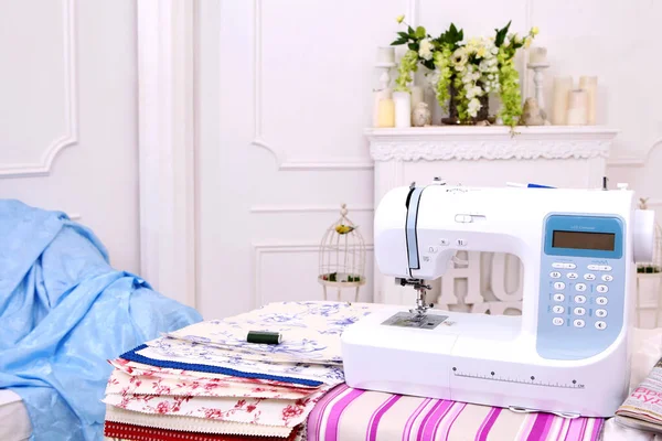Composition Sewing Machine Mannequin Flowers Retro Table Threads Sewing Supplies — 스톡 사진