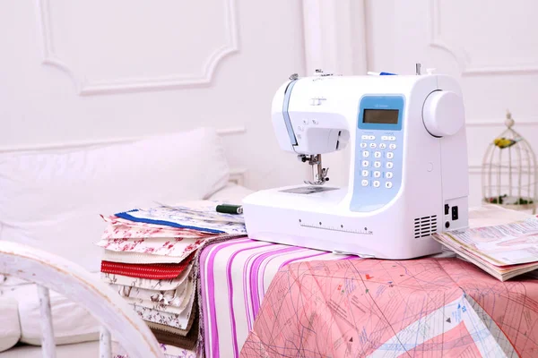 Composition Sewing Machine Mannequin Flowers Retro Table Threads Sewing Supplies — Stok fotoğraf