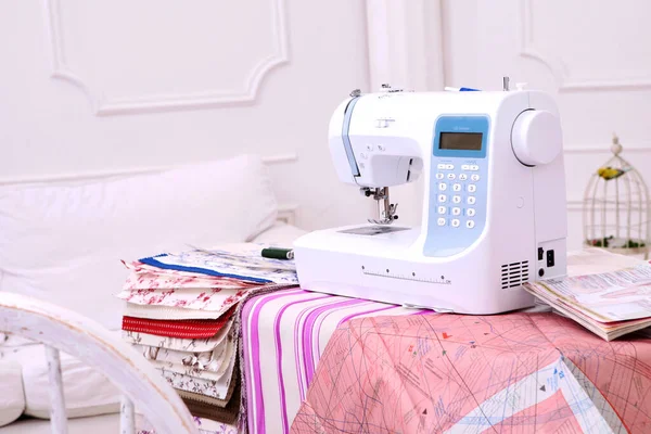 Composition Sewing Machine Mannequin Flowers Retro Table Threads Sewing Supplies — 스톡 사진