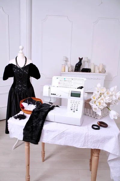 Composition Sewing Machine Mannequin Flowers Retro Table Threads Sewing Supplies — 스톡 사진
