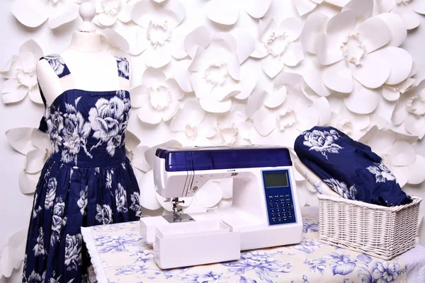 Composition Sewing Machine Mannequin Flowers Retro Table Threads Sewing Supplies — Stockfoto