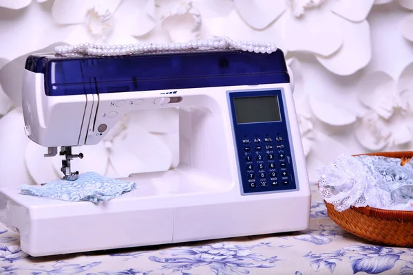 Composition Sewing Machine Mannequin Flowers Retro Table Threads Sewing Supplies — Fotografia de Stock