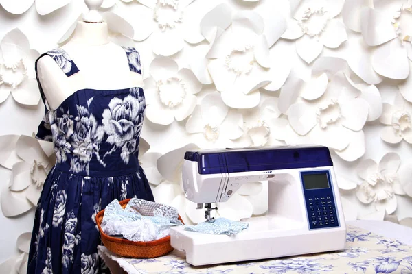 Composition Sewing Machine Mannequin Flowers Retro Table Threads Sewing Supplies — Stock Photo, Image