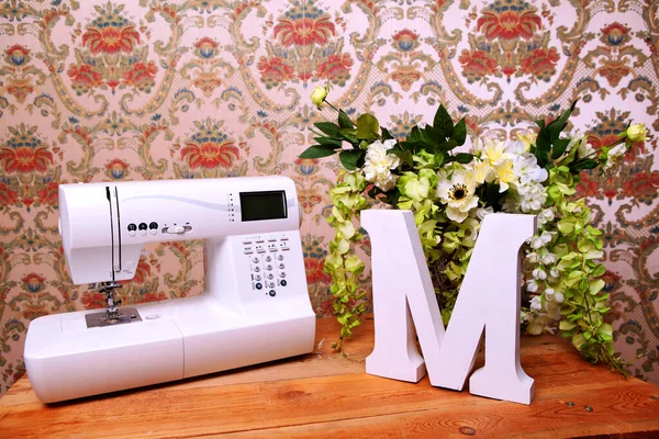 Composition Sewing Machine Mannequin Flowers Retro Table Threads Sewing Supplies — Stockfoto