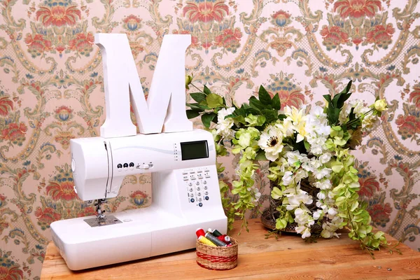 Composition Sewing Machine Mannequin Flowers Retro Table Threads Sewing Supplies — Stockfoto