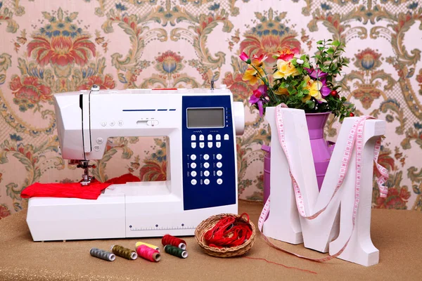 Composition Sewing Machine Mannequin Flowers Retro Table Threads Sewing Supplies — Stock fotografie