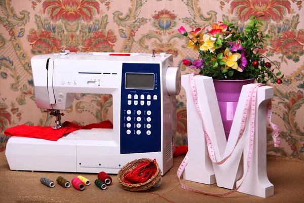 Composition Sewing Machine Mannequin Flowers Retro Table Threads Sewing Supplies — 스톡 사진