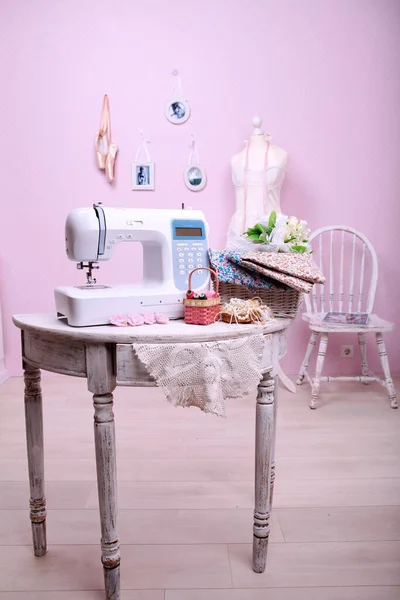 Composition Sewing Machine Mannequin Flowers Retro Table Threads Sewing Supplies — Stockfoto