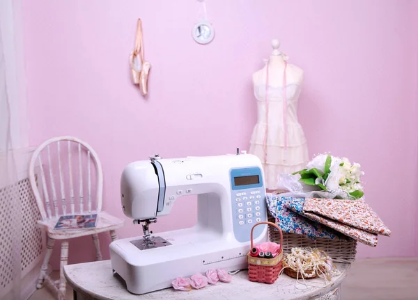 Composition Sewing Machine Mannequin Flowers Retro Table Threads Sewing Supplies — Stock Photo, Image