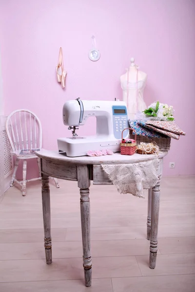 Composition Sewing Machine Mannequin Flowers Retro Table Threads Sewing Supplies — Photo