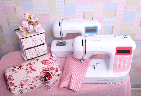 Composition Sewing Machine Mannequin Flowers Retro Table Threads Sewing Supplies — Stok fotoğraf