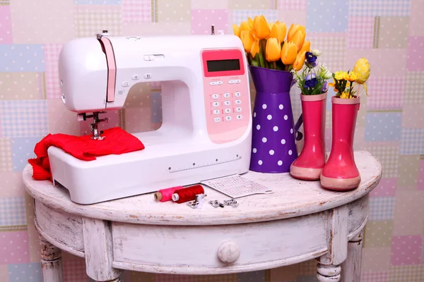 Composition Sewing Machine Mannequin Flowers Retro Table Threads Sewing Supplies — Stockfoto