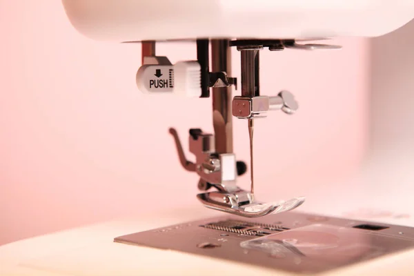 Composition Sewing Machine Mannequin Flowers Retro Table Threads Sewing Supplies — Stok fotoğraf