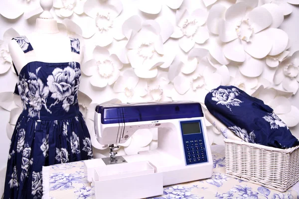 Composition Sewing Machine Mannequin Flowers Retro Table Threads Sewing Supplies Imagem De Stock