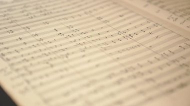 Işık ışını, müzik defterinin sararmış sayfasını satır satır ve sütunlarla tarar bilgi makrosu